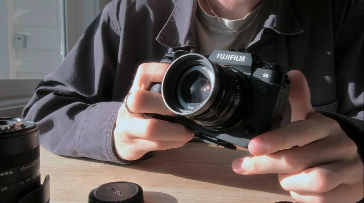 Fuji+X-H2s+with+prime+lens+in+